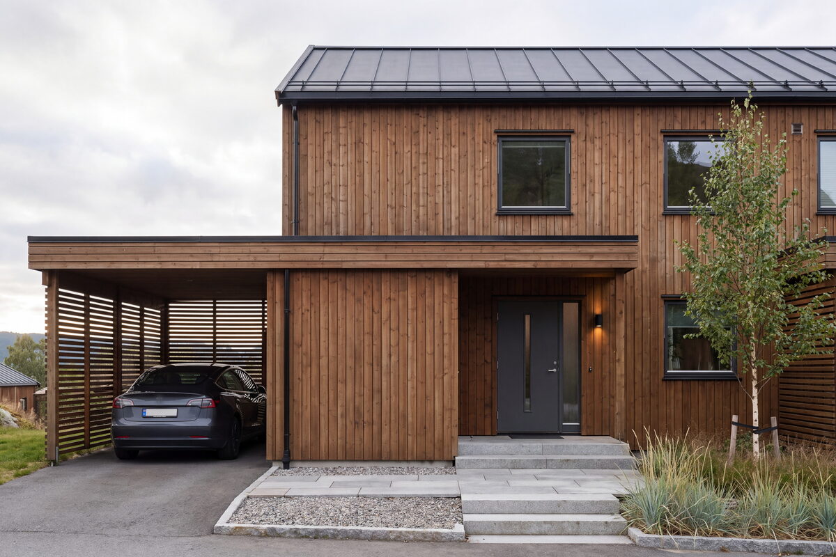 Inngangen med carport